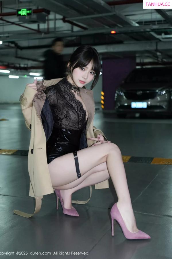 汁汁  [XiuRen]高清写真图 2025.04.10 No.10134 汁汁 浅色风衣第2张图片